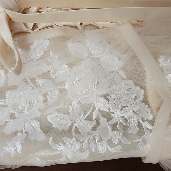 *NEW* Wedding dress: A-line - Picture 4 of 9